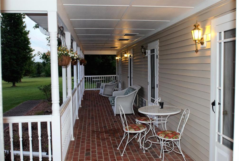 Four Seasons Country Inn - image 5