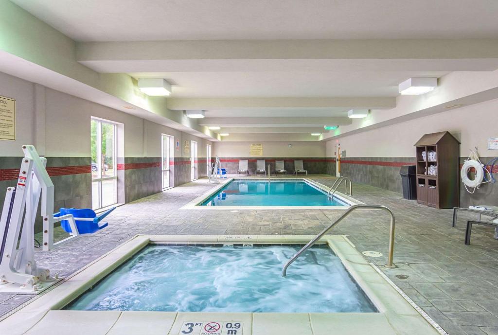 Comfort Suites at Virginia Center Commons - image 5