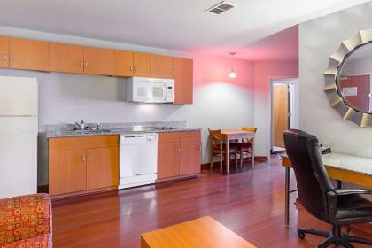 Comfort Suites at Virginia Center Commons - image 7
