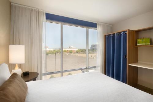 Home2 Suites By Hilton Glendale Westgate - image 2
