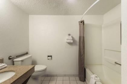 Motel 6-Milwaukee WI - Glendale - image 2