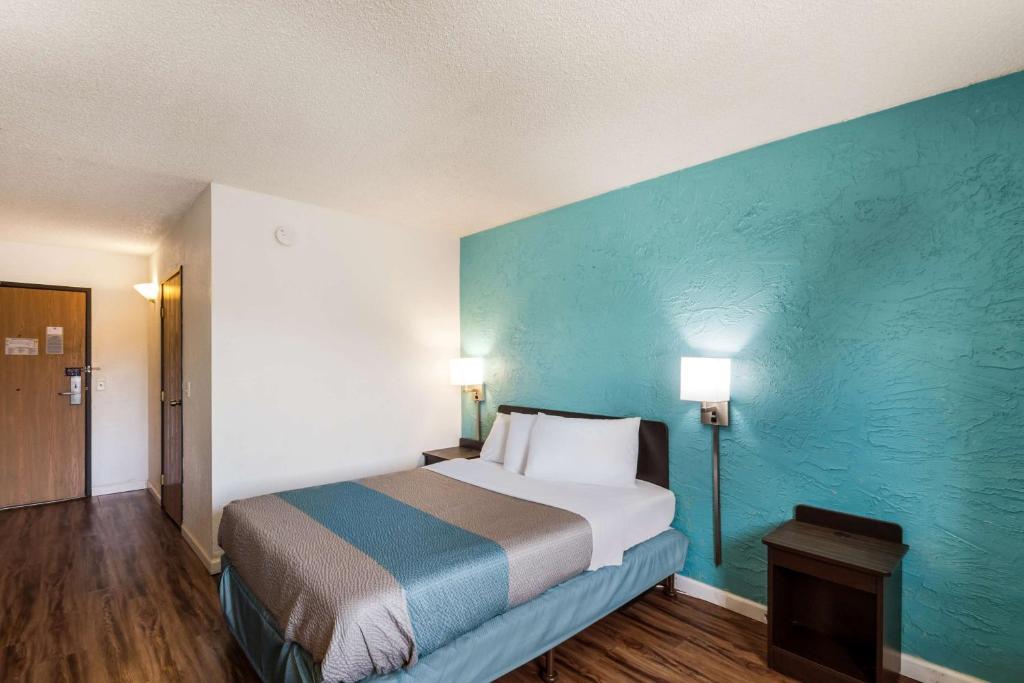 Motel 6-Milwaukee WI - Glendale - image 4