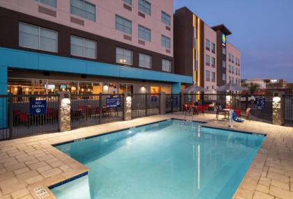 Tru By Hilton Phoenix Glendale Westgate - image 1