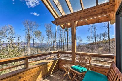 modern Cabin with Balcony Views and Fireplace