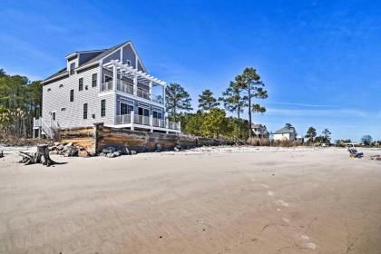 Waterfront mobjack Bay Beach House in Gloucester