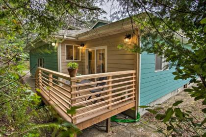 Gold Beach Hillside Abode 2 miles to Coast