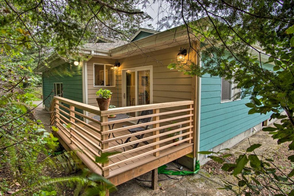 Gold Beach Hillside Abode 2 Miles to Coast! - main image