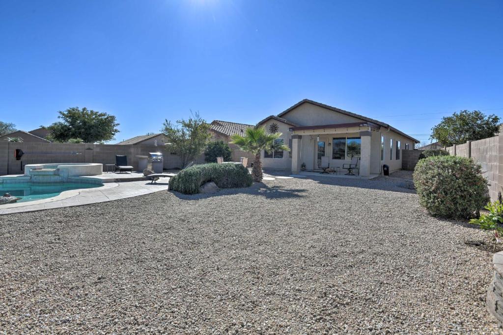 Gold Canyon Retreat with Fire Pit Grill and Mtn Views - image 4
