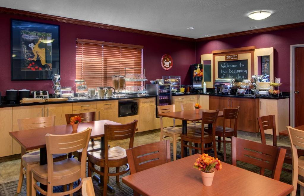 Baymont by Wyndham Golden/Red Rocks - image 4