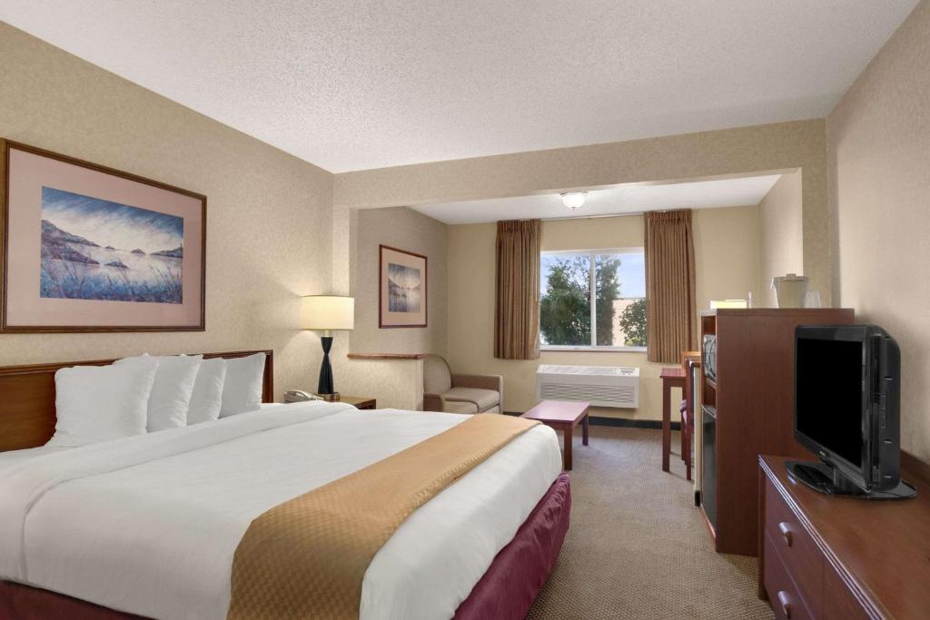 Baymont by Wyndham Golden/Red Rocks - image 6