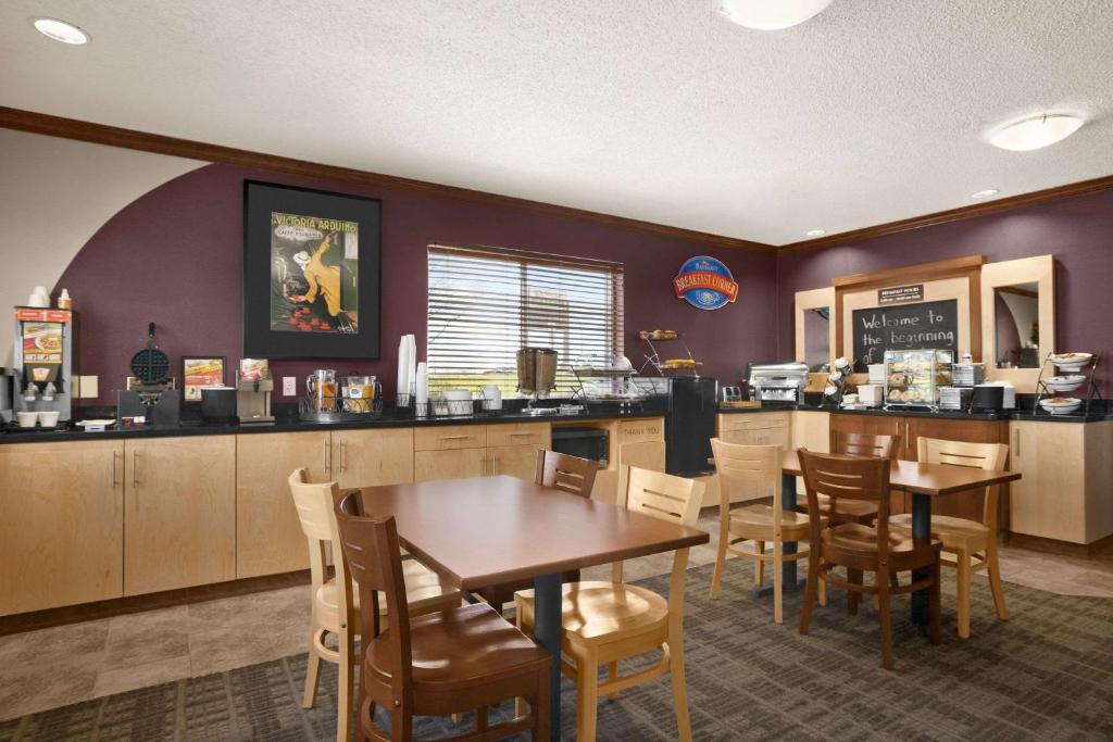 Baymont by Wyndham Golden/Red Rocks - image 7