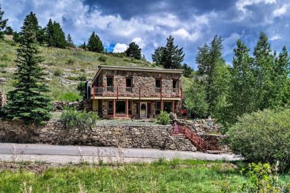 Cozy Home with Deck and mountain Views Walk to Casinos Golden