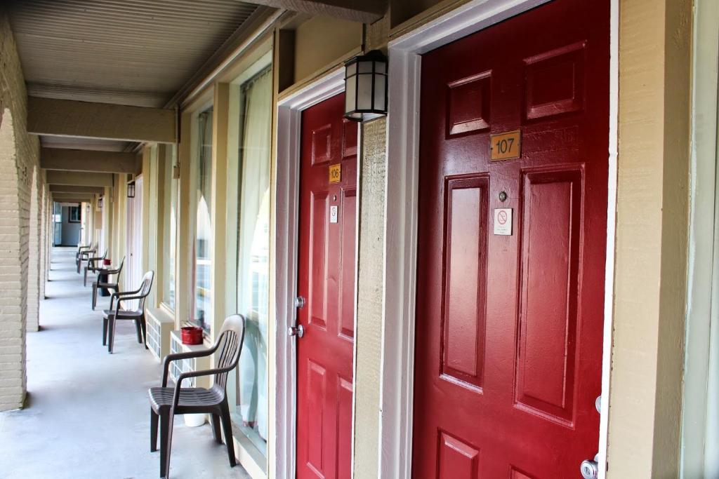 Executive Inn Goliad - image 3