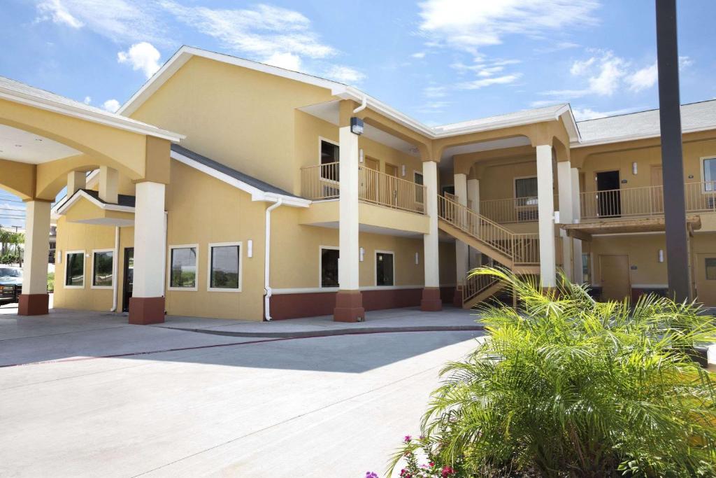 Days Inn & Suites by Wyndham Gonzales - main image