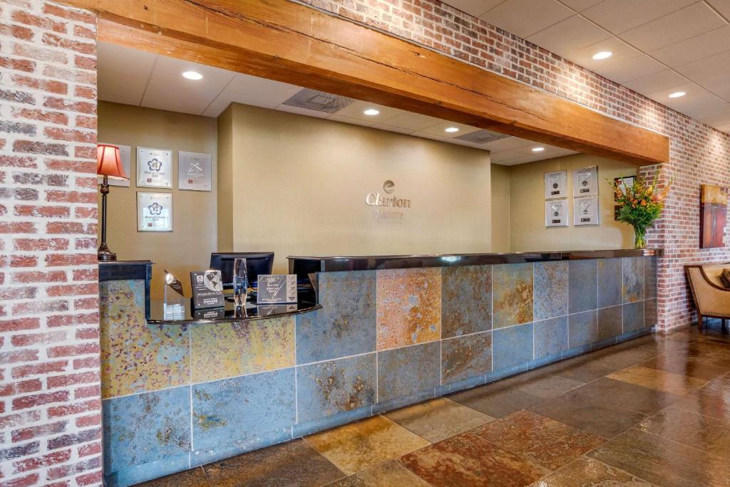Clarion Inn Conference Center Gonzales - image 4