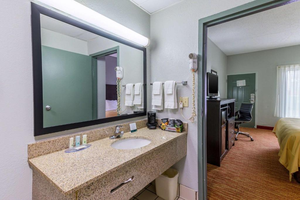Quality Inn Goodlettsville - image 4