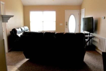 20 minutes to Downtown Nashville w/ Fenced in Yard - image 5