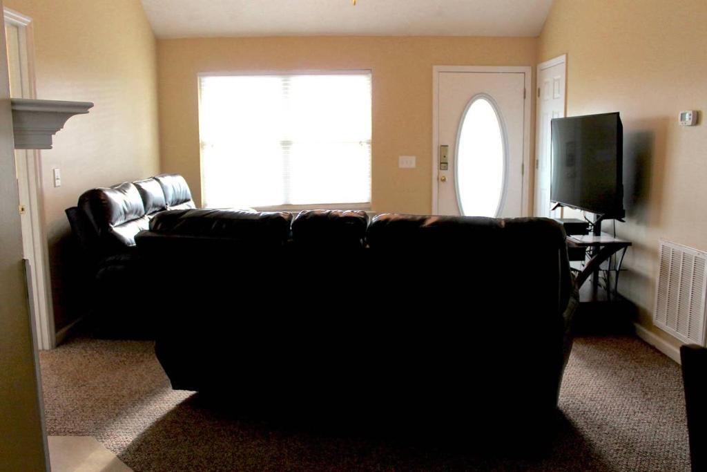 20 minutes to Downtown Nashville w/ Fenced in Yard - image 5