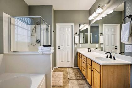 Getaway with Outdoor Oasis 6Mi to Goodyear Ballpark! - image 9