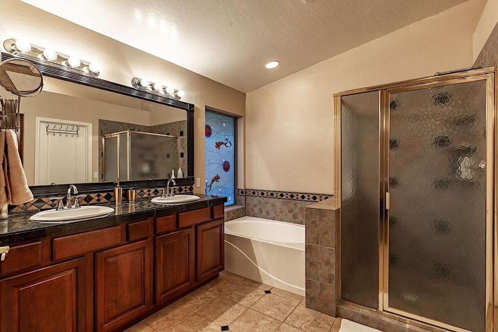 Estrella Grand 4BR by Casago - image 6