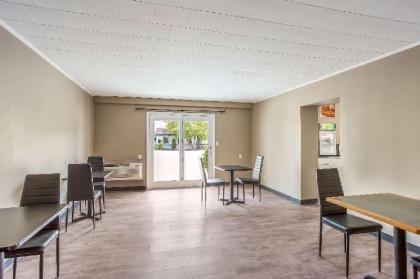 Rodeway Inn - image 14