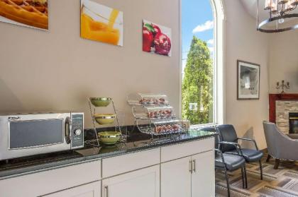 Rodeway Inn - image 15