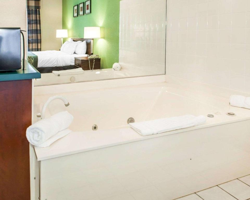Comfort Inn Goshen - image 4