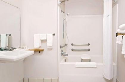 Howard Johnson by Wyndham Gothenburg - image 10
