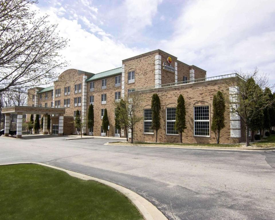 Comfort Inn & Suites Grafton-Cedarburg - main image
