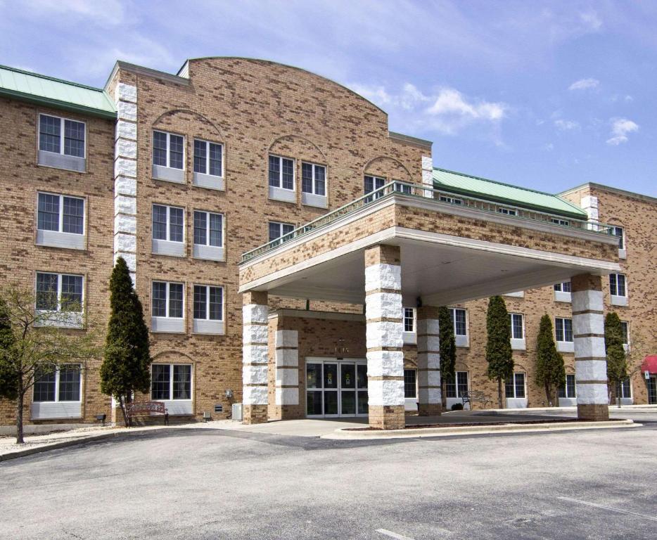Comfort Inn & Suites Grafton-Cedarburg - image 3