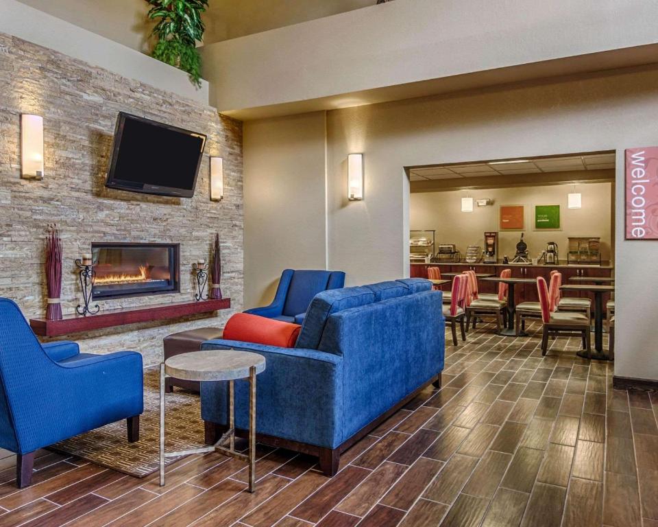 Comfort Inn & Suites Grafton-Cedarburg - image 6