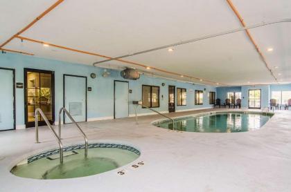 Quality Suites Graham - image 5