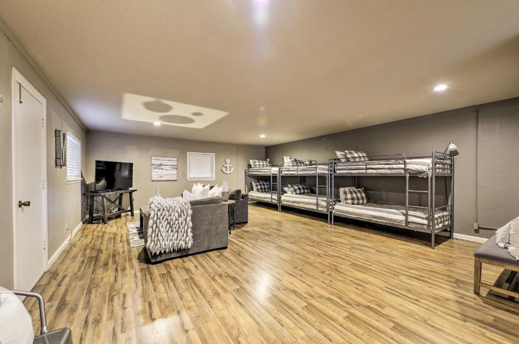 Bright n Breezy Waterfront Lake Granbury Getaway! - image 3