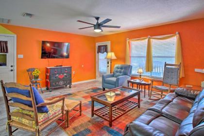 Lovely Lakeside Cottage with Park and Dock Access!