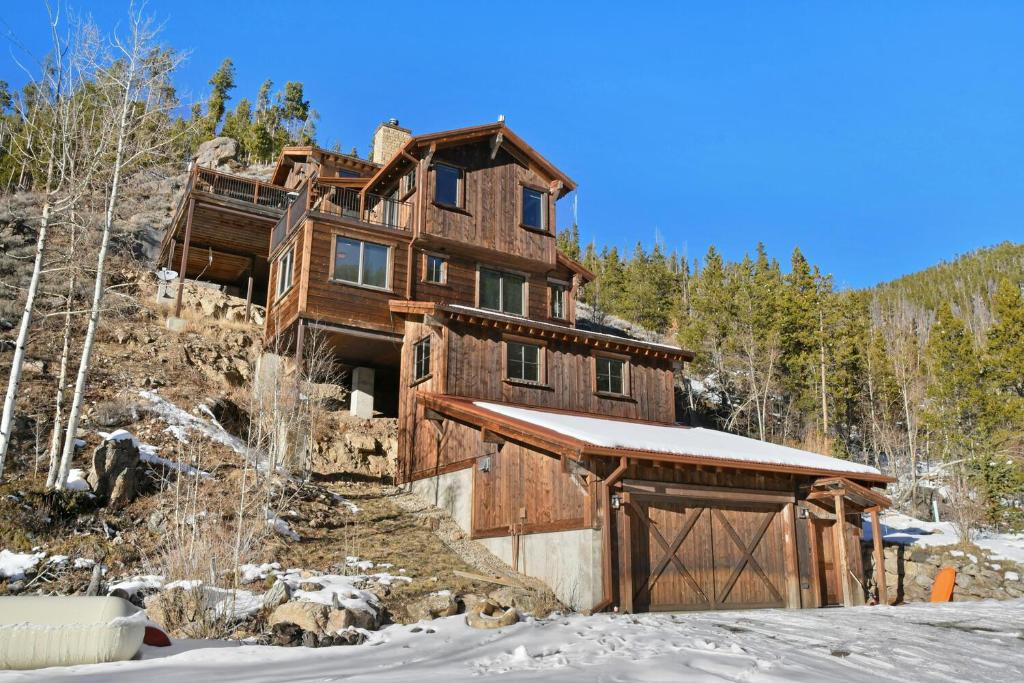 Cliff Side Luxury Chalet With Hot Tub & Incredible Views - FREE Activities & Equipment Rentals Daily - main image