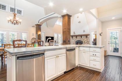 Putter's Pool House - image 10