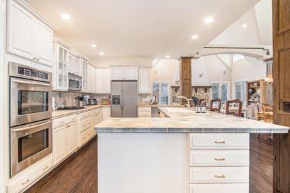 Putter's Pool House - image 12