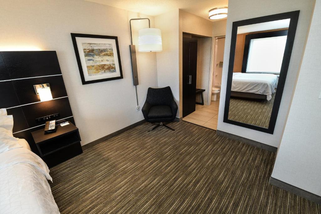 Holiday Inn Express Hotel & Suites Grand Forks an IHG Hotel - image 2
