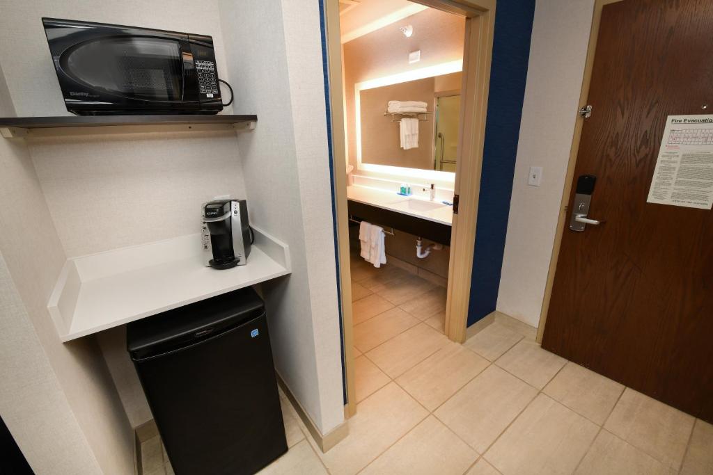 Holiday Inn Express Hotel & Suites Grand Forks an IHG Hotel - image 7