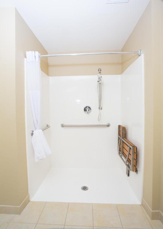 Country Inn & Suites by Radisson Grand Forks ND - image 4