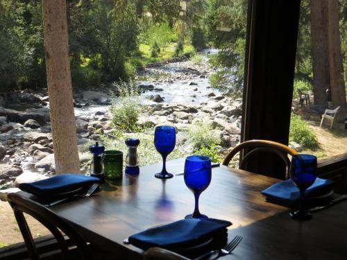 The Historic Rapids Lodge - main image
