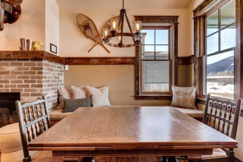 Pet-Friendly Cabin in the Heart of Grand Lake! - image 4