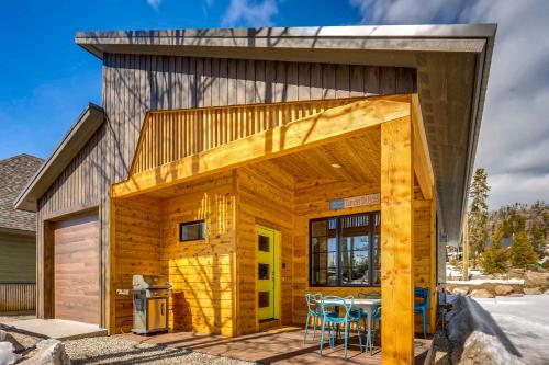 Cabin 2 Blocks to Lake and Short Walk to Town Center - main image