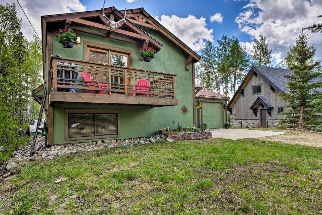 Rocky Mtn Retreat with Balcony Fire Pit and Grill! - main image