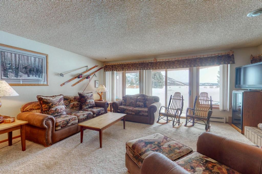 Lakefront Living - main image