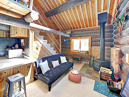 Secluded Mountain-View Log Cabin Near Snow Trails home - image 4