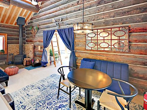 Secluded Mountain-View Log Cabin Near Snow Trails home - image 5