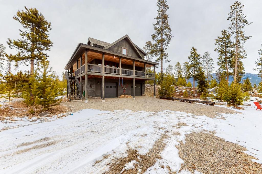 Mountain Views Lake Home - main image
