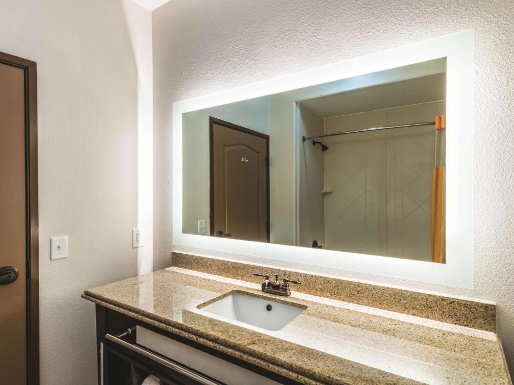 La Quinta by Wyndham Dallas Grand Prairie South - image 2