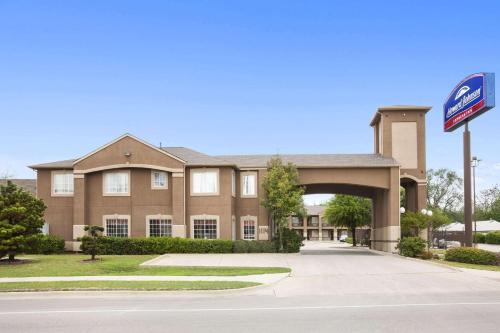 Howard Johnson by Wyndham Grand Prairie Near Lone Star Park - main image